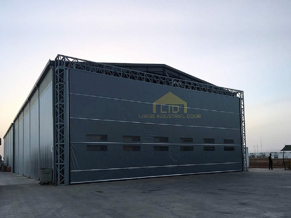 Hangar Doors 04-5707